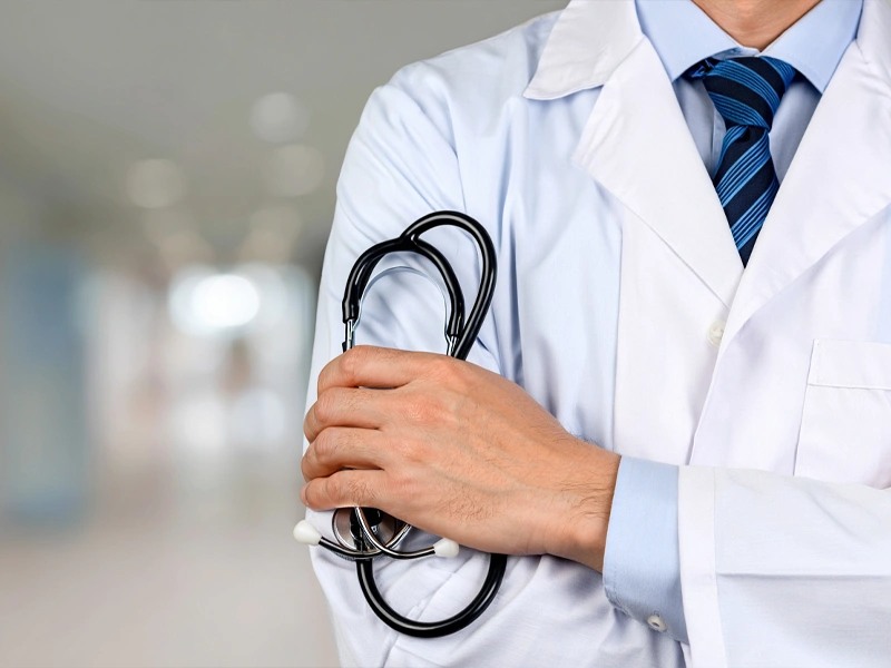 Доктор со сложенными на груди руками